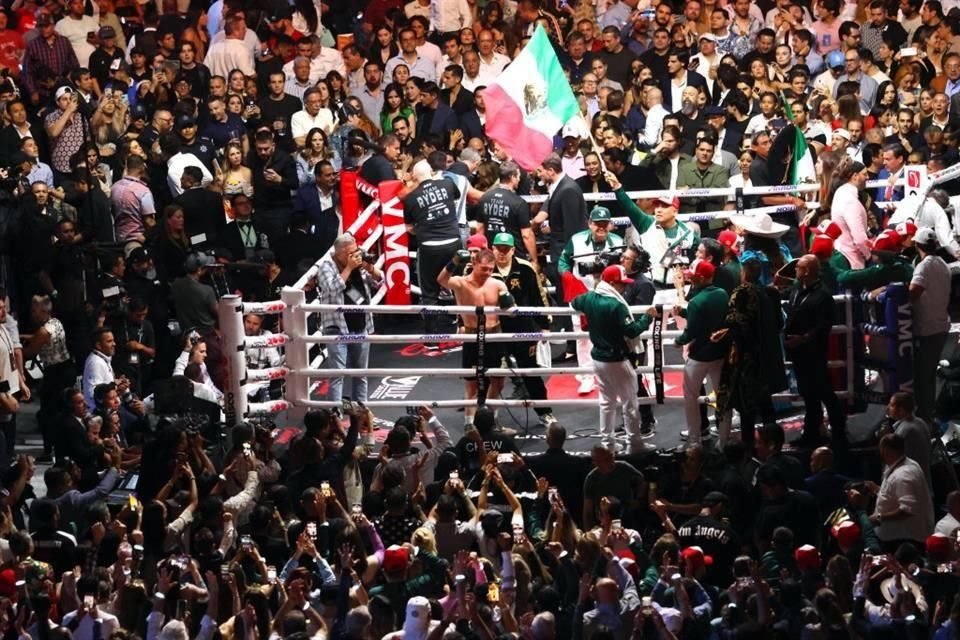 El mexicano se llevó el triunfo en su primera pelea en México en más de una década.