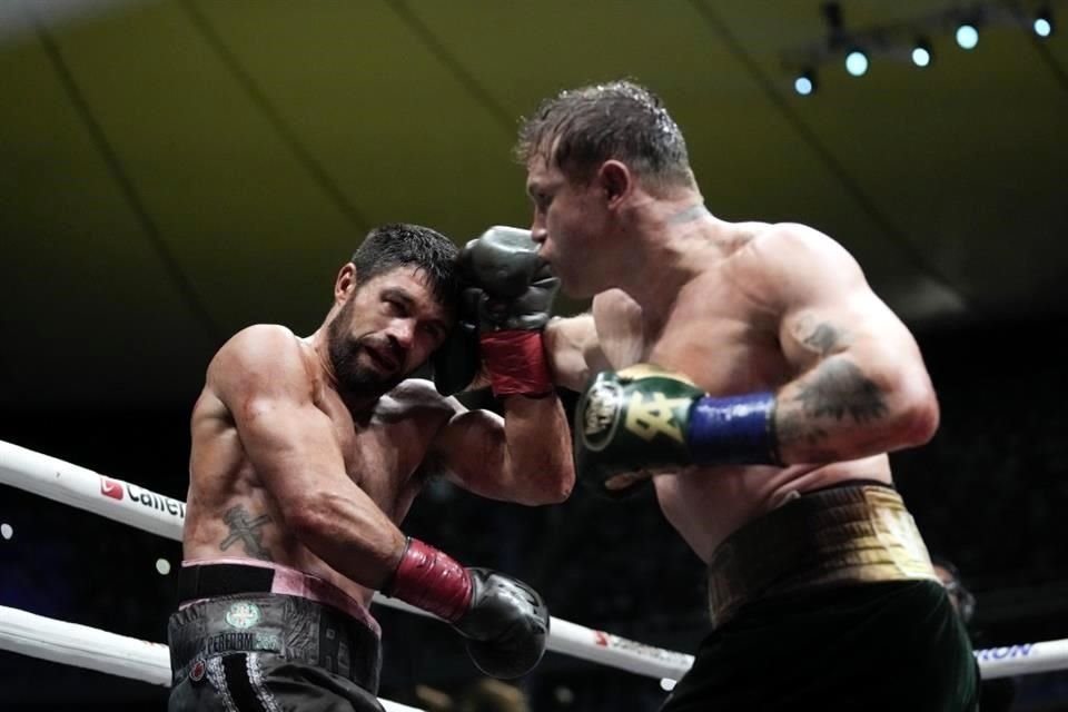 Saúl 'Canelo' Álvarez retuvo sus 4 títulos Supermedianos al vencer por decisión unánime al británico John Ryder, en el Estadio Akron.