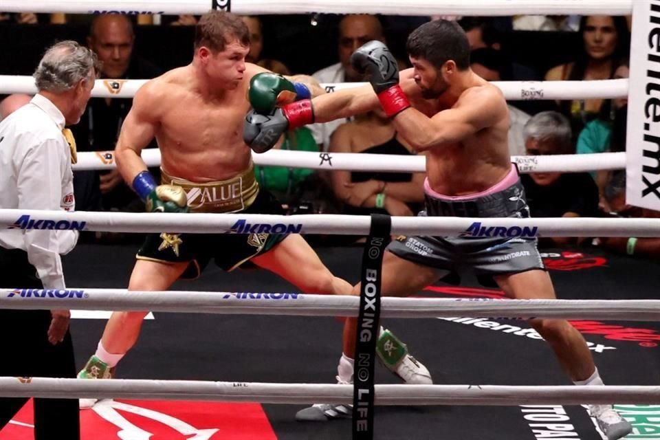 Saúl 'Canelo' Álvarez retuvo sus 4 títulos Supermedianos al vencer por decisión unánime al británico John Ryder, en el Estadio Akron.