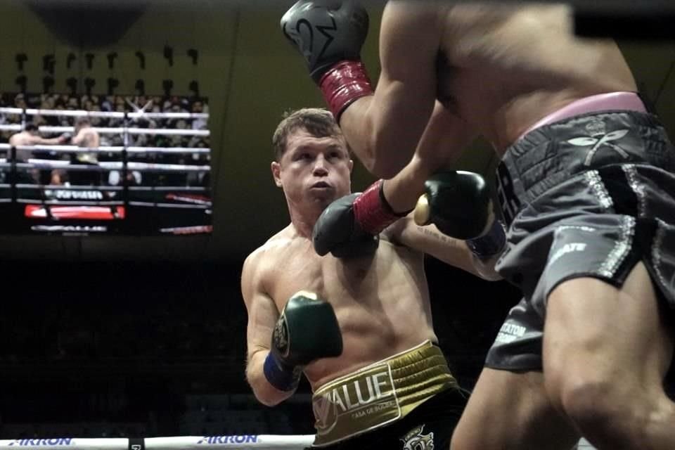 Saúl 'Canelo' Álvarez retuvo sus 4 títulos Supermedianos al vencer por decisión unánime al británico John Ryder, en el Estadio Akron.