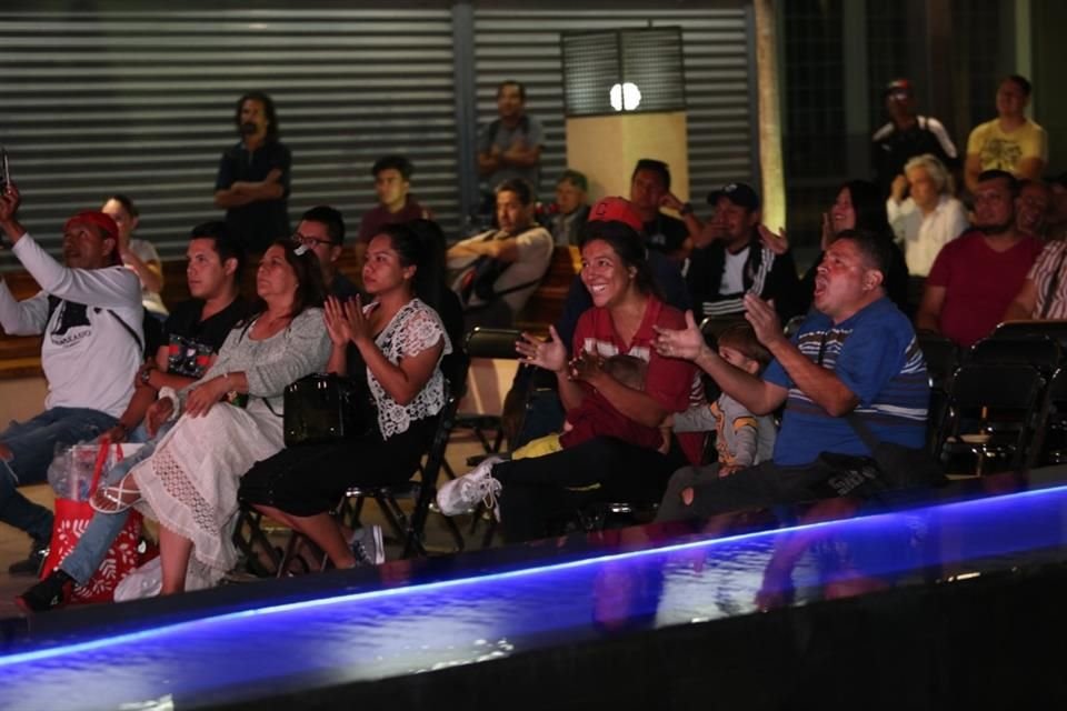 La afición se emocionaba con los volados y los ganchos de Álvarez desde la Plaza Luis Barragán.