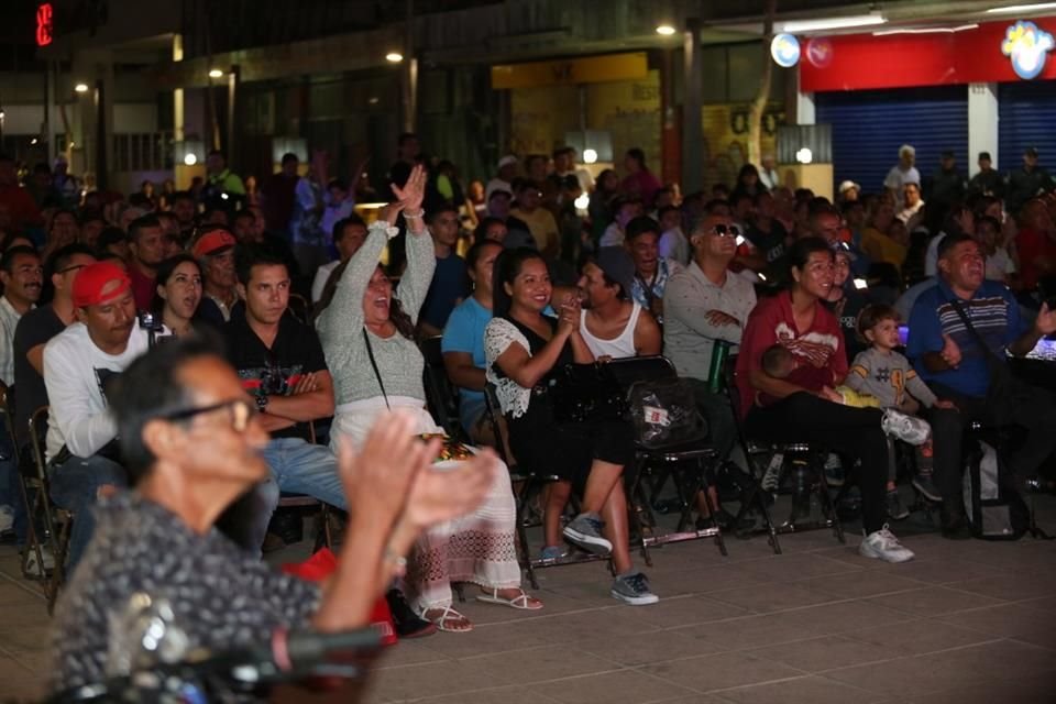 La distancia entre la Plaza Luis Barragán y el Estadio AKRON no existió. Aficionados alentaron al 'Canelo' desde el Centro de Guadalajara.