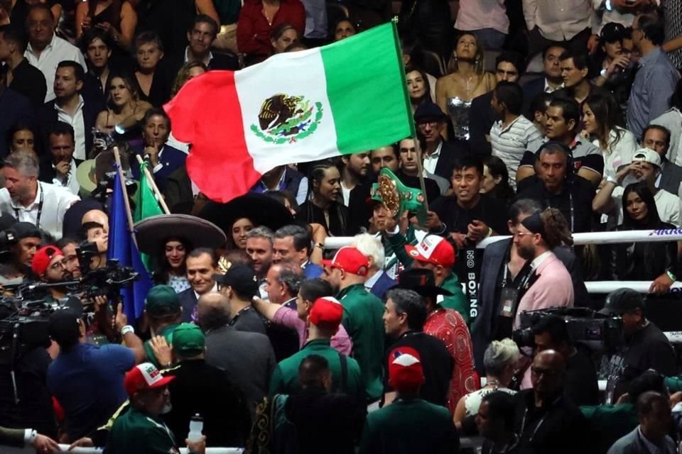 Canelo tuvo un exitoso regreso a casa.