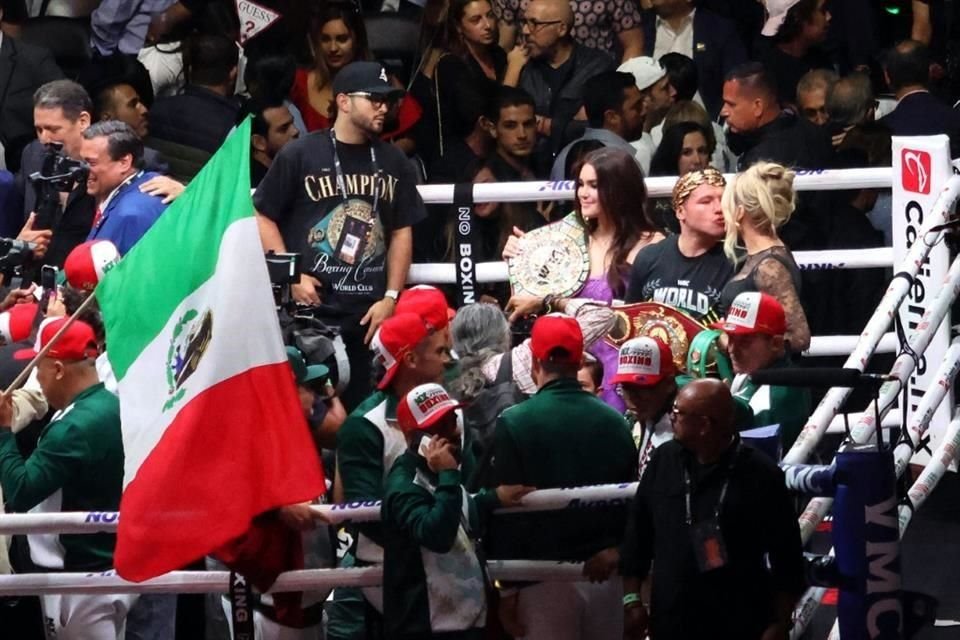 Así celebró Canelo el triunfo.