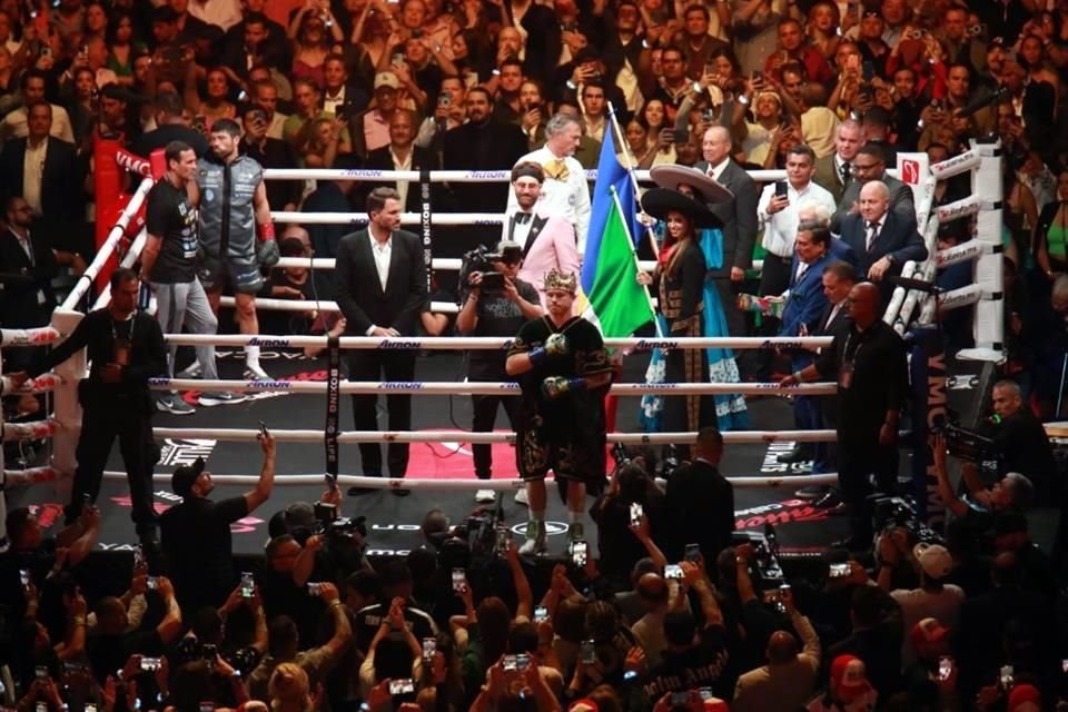 Así entró Canelo al ring para la pelea con Ryder.
