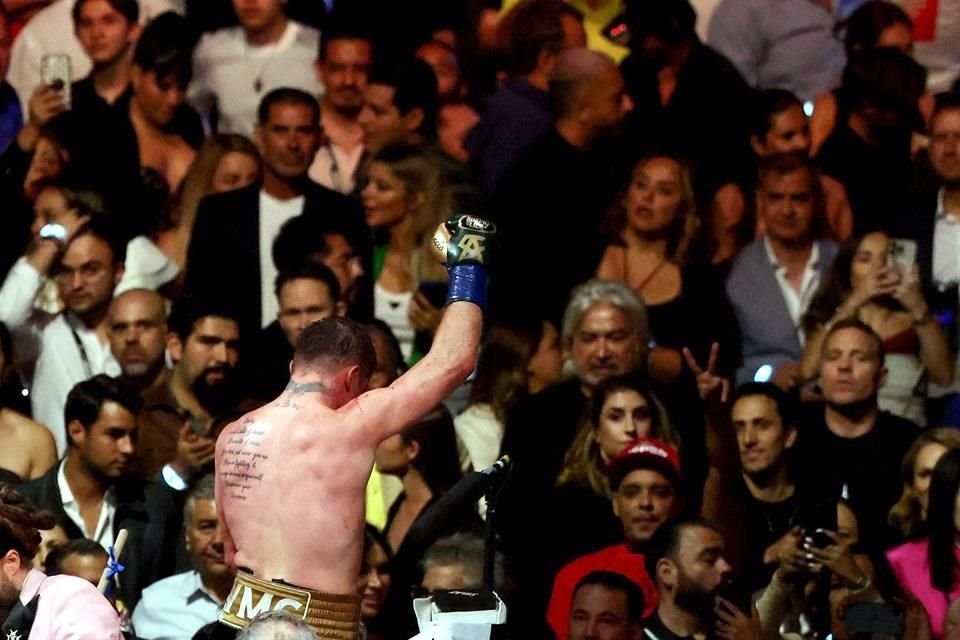 El 'Canelo' fue mucha pieza y retuvo sus títulos Supermedianos ante el británico John Ryder en el Estadio Akron.