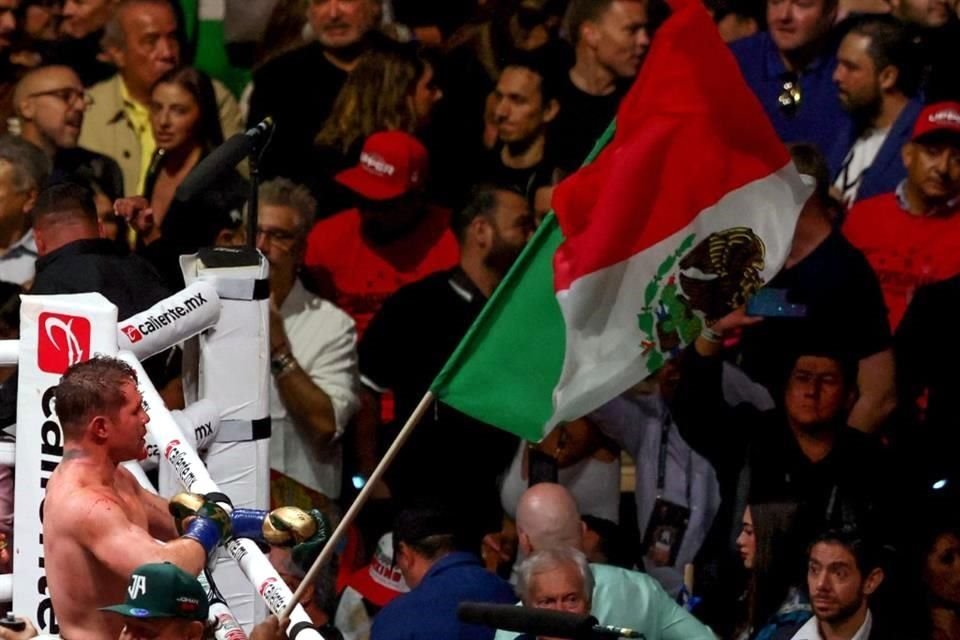 Saúl 'Canelo' Álvarez retuvo sus cetros Supermedianos del CMB, AMB, OMB y FIB.