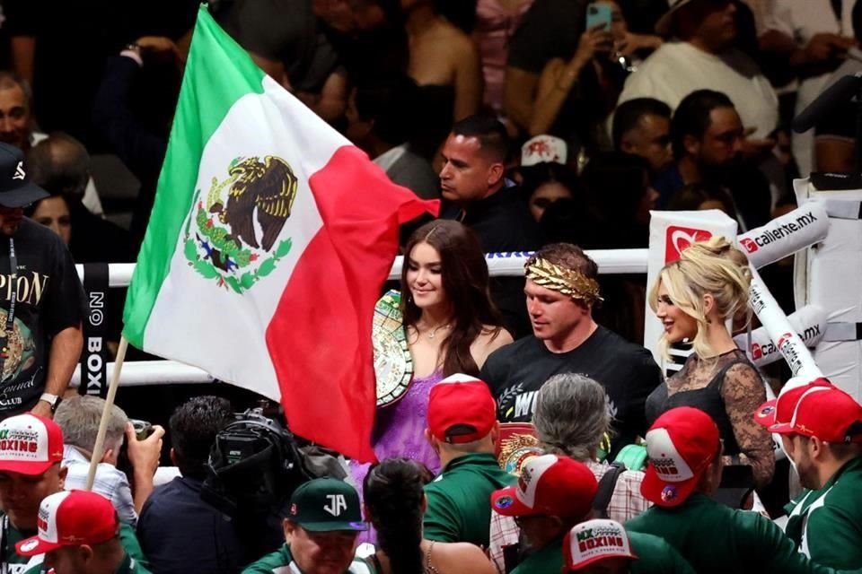 El 'Canelo' fue mucha pieza y retuvo sus títulos Supermedianos ante el británico John Ryder en el Estadio Akron.
