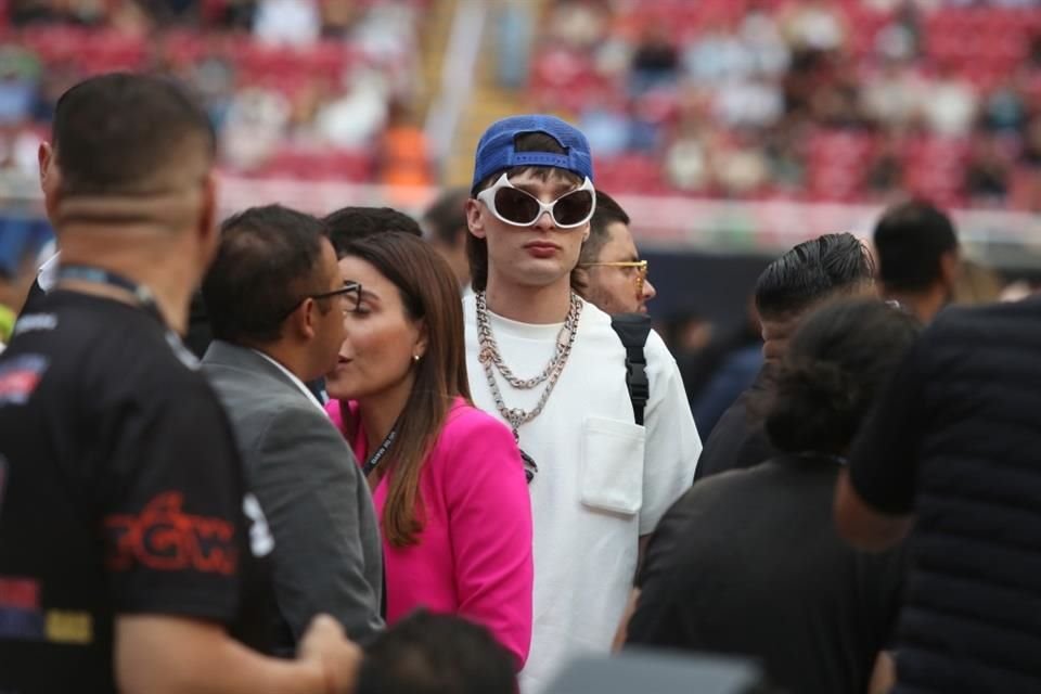 Peso Pluma llegó desde temprano al Estadio AKRON, pues debutó como comentarista.