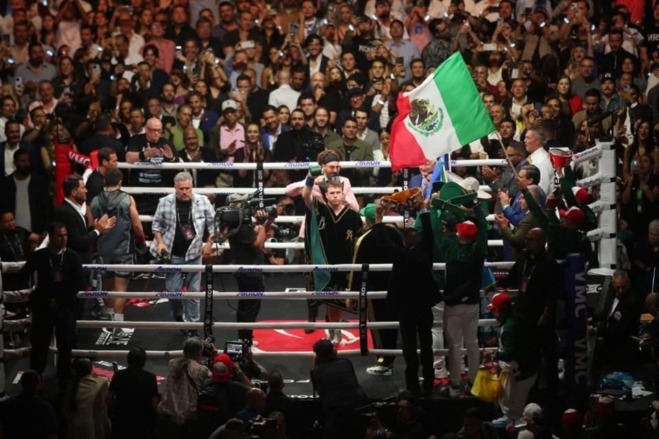 'Canelo' festejó en grande, pese a que esperaba noquear.