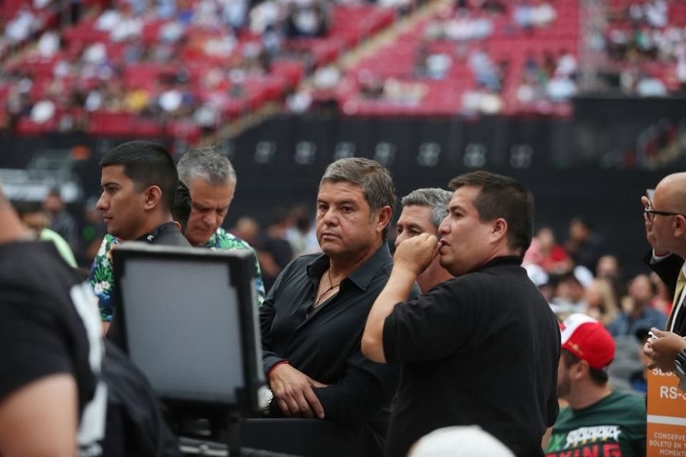El entrenador Daniel Guzmán  también asistió a la pelea.