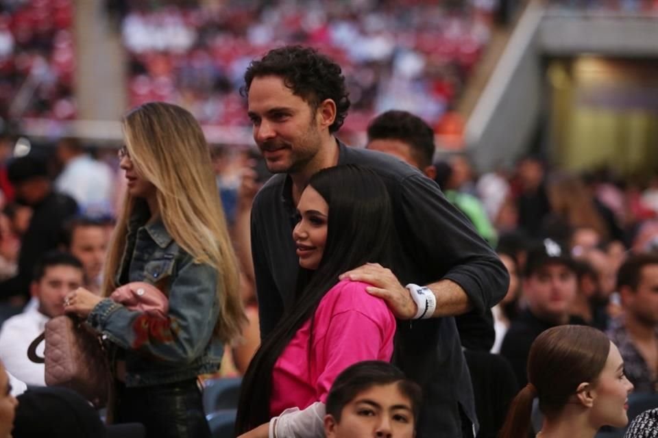 El actor Manolo Cardona posa con una fan.