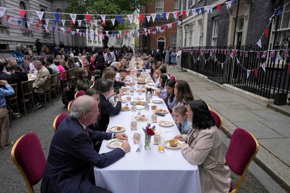 Las fiestas continúan en las calles de Inglaterra.