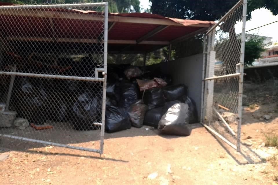 La acumulación de basura es otro problema evidente.