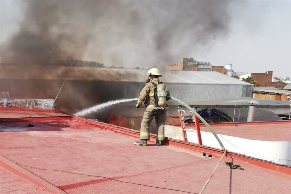 Bomberos de Tlaquepaque apoyaron las labores de los elementos municipales.