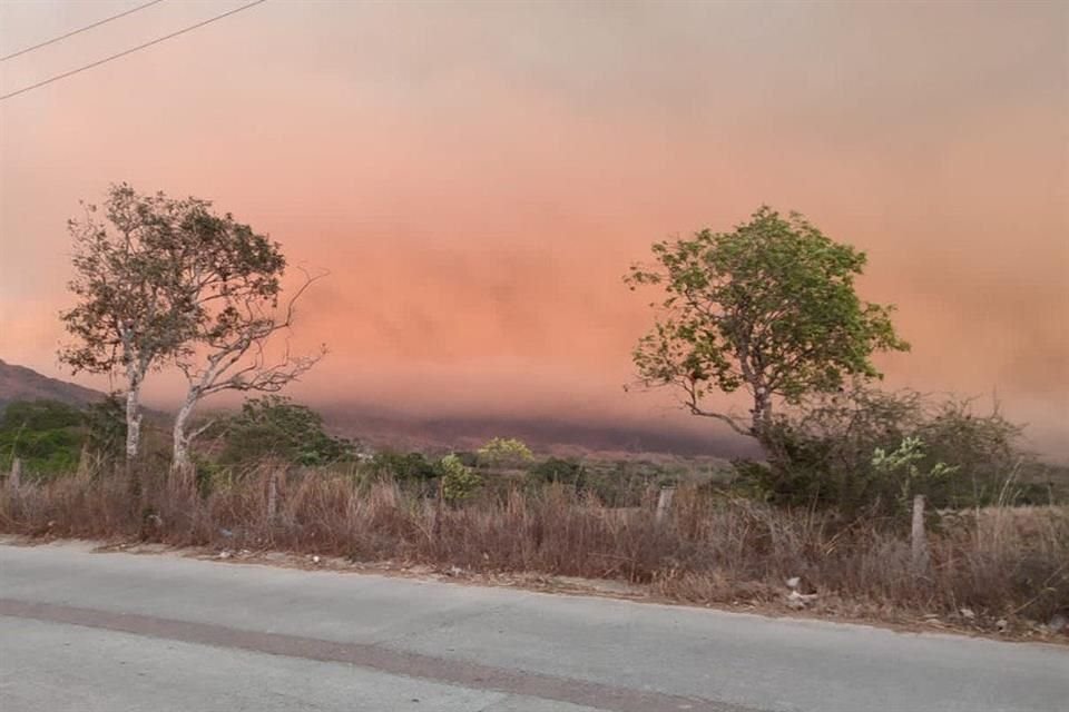 El municipio costero de Cabo Corrientes también se ve afectado por un incendio severo que inició la noche del martes.