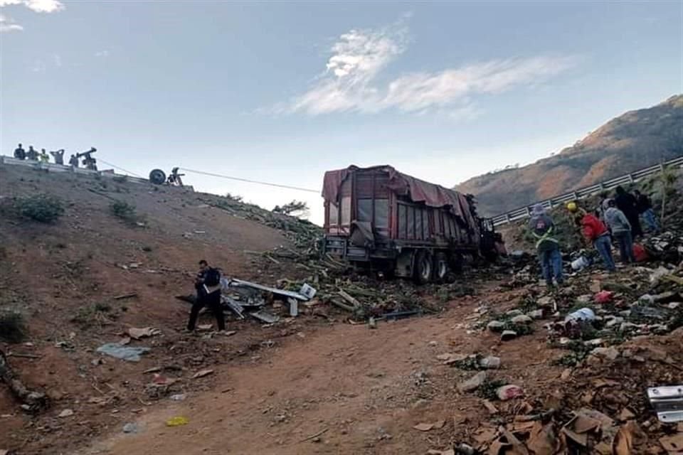 La Fiscalía de Nayarit informó que suman 9 los muertos en el vuelco de un camión cargado con flores en la Autopista Jala-Compostela.