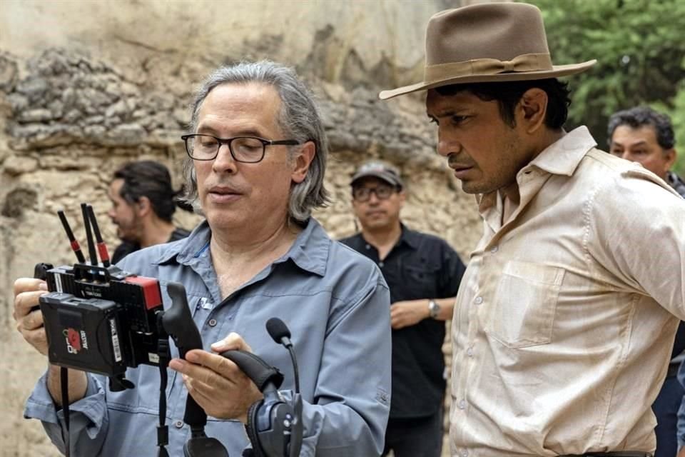 El director Rodrigo Prieto con  Tenoch Huerta, quien dará vida a Juan Preciado.