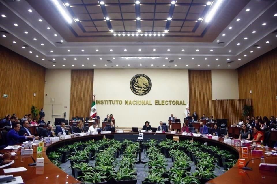 Consejeros electorales, ex consejeros y líderes de partidos celebraron la invalidez de la primera parte del Plan B electoral