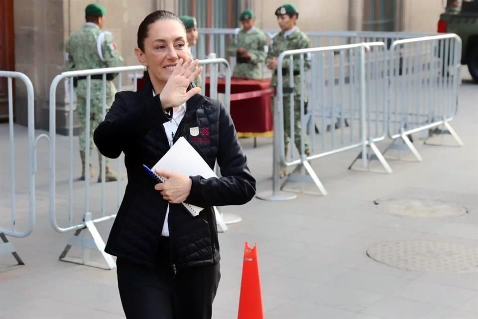 Claudia Sheinbaum aseguró que seguirá al frente de la Ciudad de México, por lo menos hasta que se conozca el resultado de las encuestas.