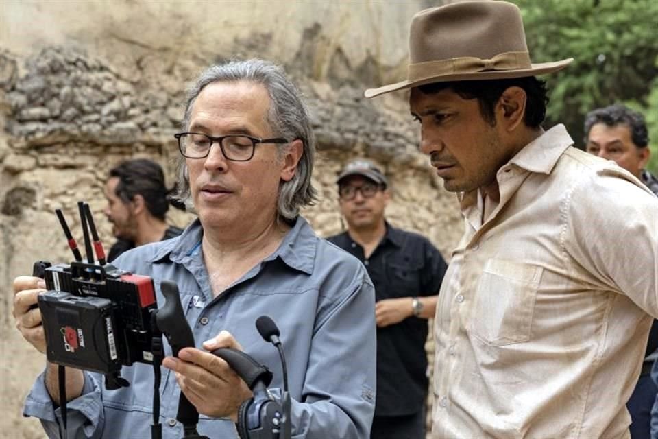 Netflix compartió dos imágenes de la adaptación fílmica de la novela 'Pedro Páramo', de Juan Rulfo, la cual arrancó formalmente su rodaje. En foto: el cineasta Rodrigo Prieto y Tenoch Huerta.