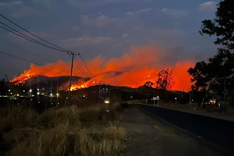 El incendio se intensificó durante la noche.