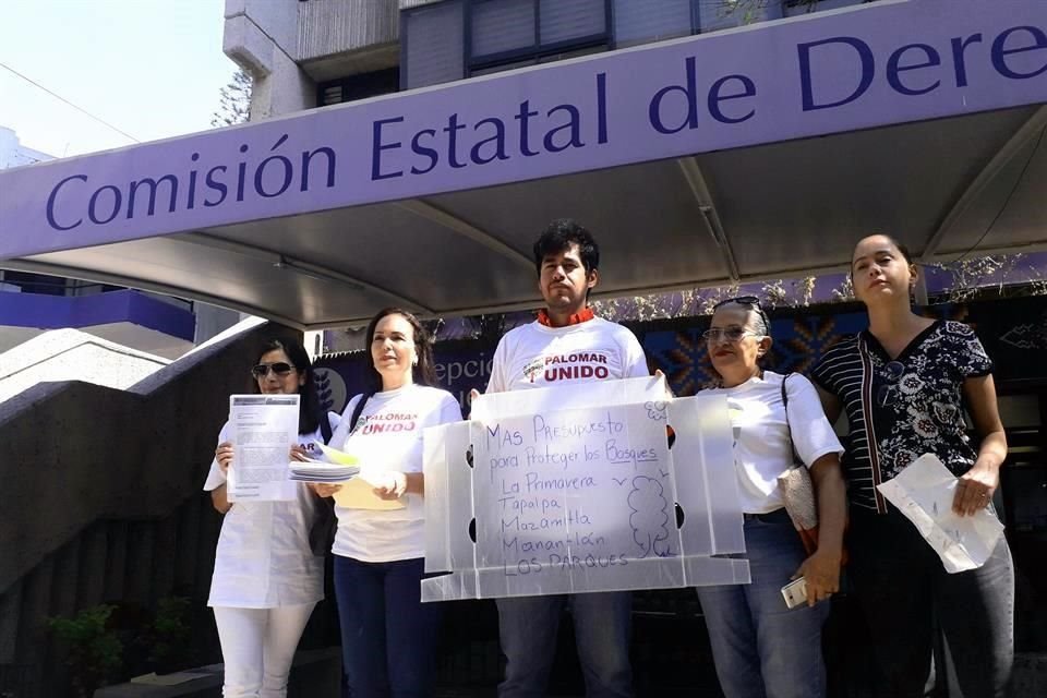 Emmanuel Arriero (al centro), junto con otros activistas presentaron una queja masiva, con casi 2 mil firmas, por la crisis de incendios forestales.