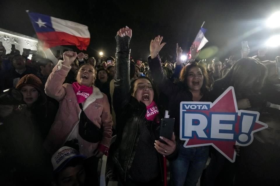 Personas celebran la obtención del mayor número de diputados tras la elección del Consejo Constitucional, que redactará una nueva propuesta constitucional.