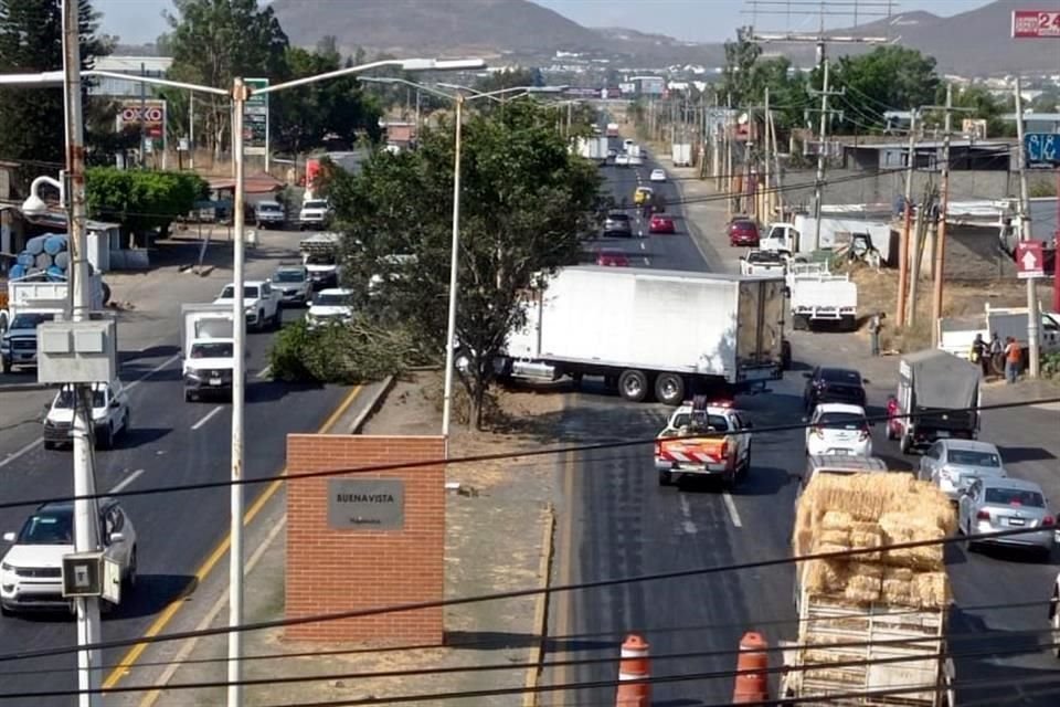 Debido a un choque en la Carretera a Morelia, a la altura de Buenavista, autoridades cerraron dos carriles en sentido a Guadalajara.