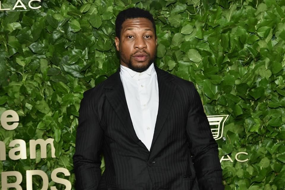 El actor Jonathan Majors compareció en el caso por violencia doméstica que enfrenta en su contra después de que su ex novia lo acusara.