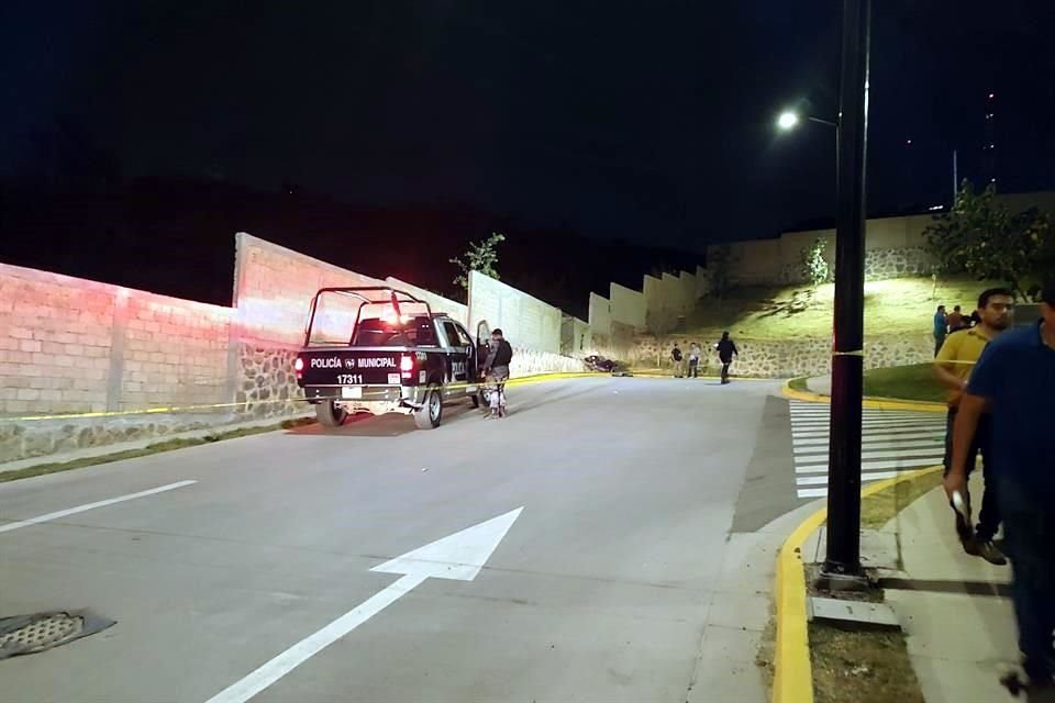 Un hombre de aproximadamente 35 años de edad, que circulaba en moto, murió al sufrir un aparatoso accidente en el Fraccionamiento Altosur.