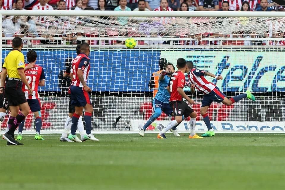 Con este gol de Orbelín Pineda, las Chivas eliminaron al Atlas en el Clausura 2017. Despúes lograrían su título 12.