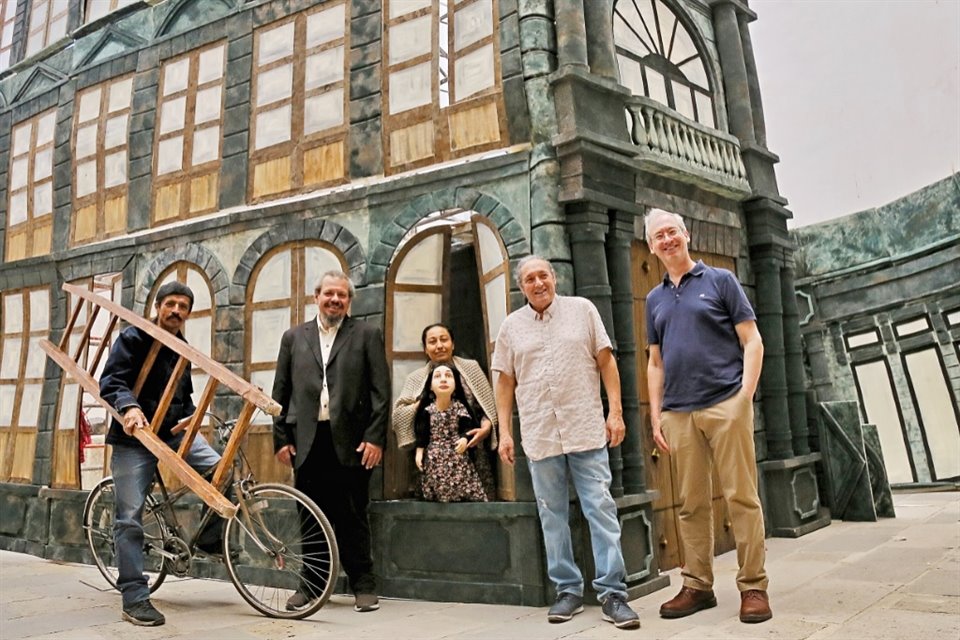 Narciso Sánchez, Héctor Caro, Elisbeida Suárez, Antonio Camacho Oropeza y Ricardo Zohn Muldoon en la réplica del Edificio Genoveva donde se desarrolla 'Destierros'. 