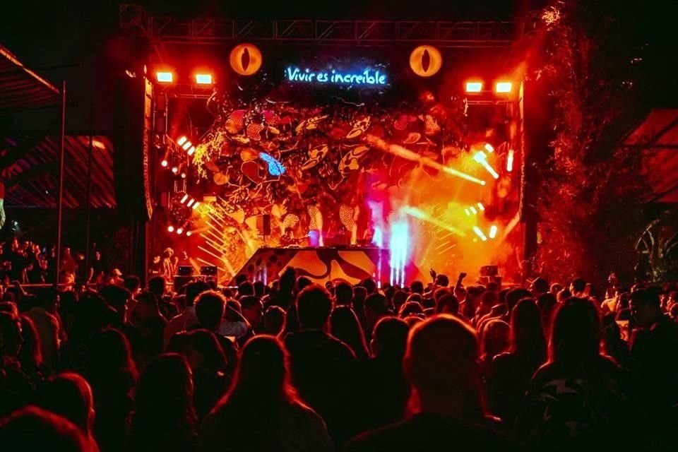 El ambiente nocturno, entre diversos géneros de música electrónica, es el punto máximo del festival.