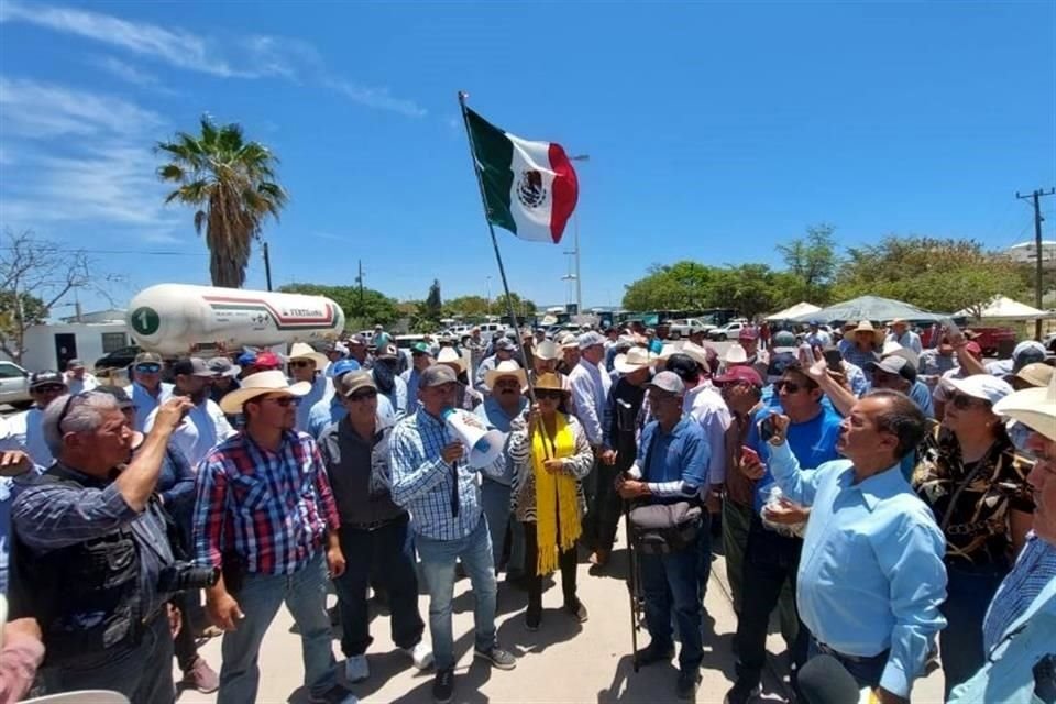 Agricultores exigieron al Gobierno de Sinaloa y Federación no desalojarlos en protesta que realizan en instalaciones de Pemex en Ahome.