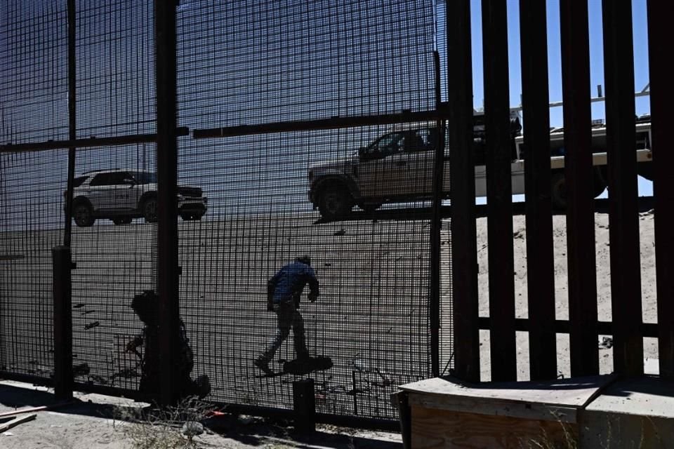 Contratistas cierran un hoyo en la valla fronteriza en El Paso, Texas, el 11 de mayo del 2023.