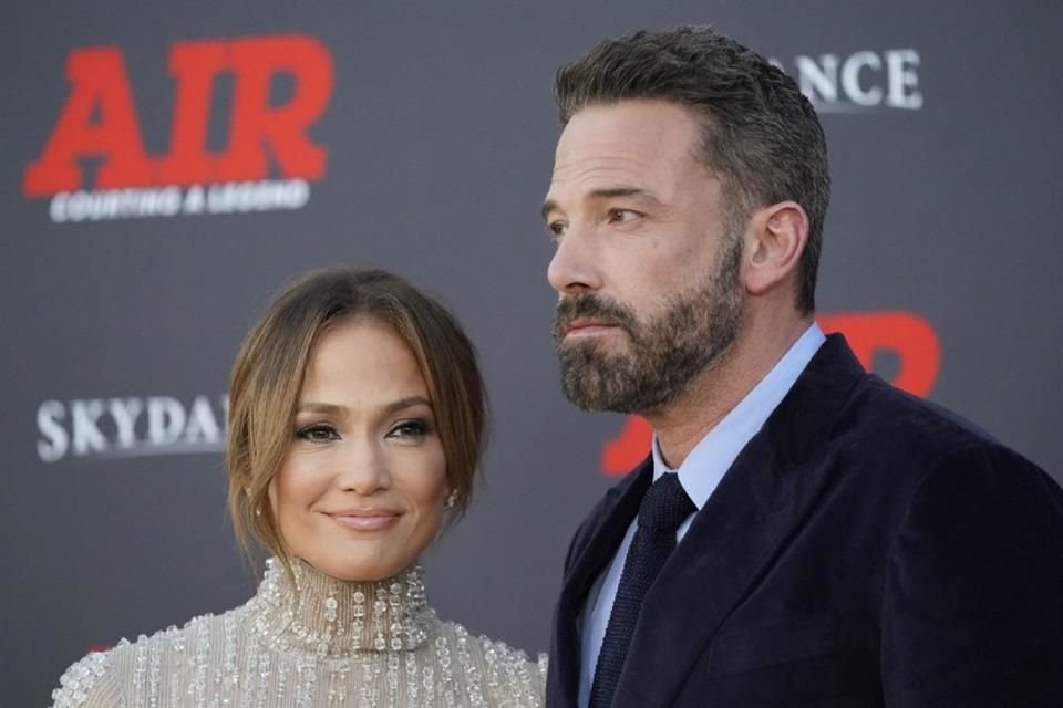 Ben Affleck fue captado muy enfadado azotándole la puerta a Jennifer Lopez en Los Ángeles.