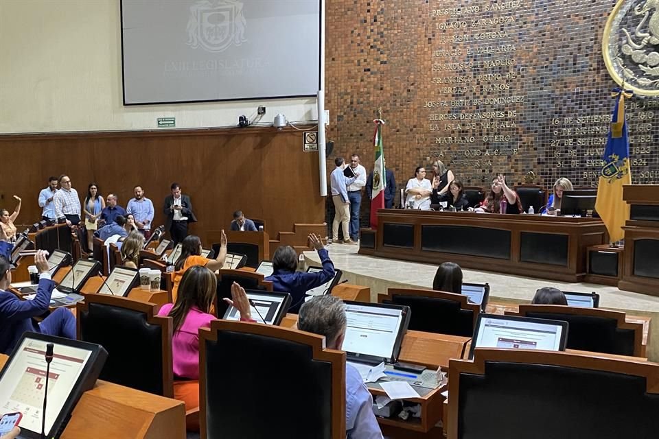 Diputados aprobaron ajustar la Ley de las Actividades Profesionales durante sesión en el Congreso.