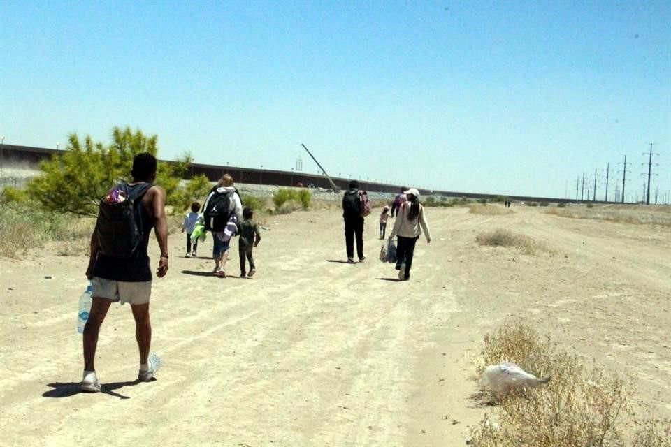 Migrantes que caminan de la Puerta 40 a la 42 esperando que aún se encontrara abierta.