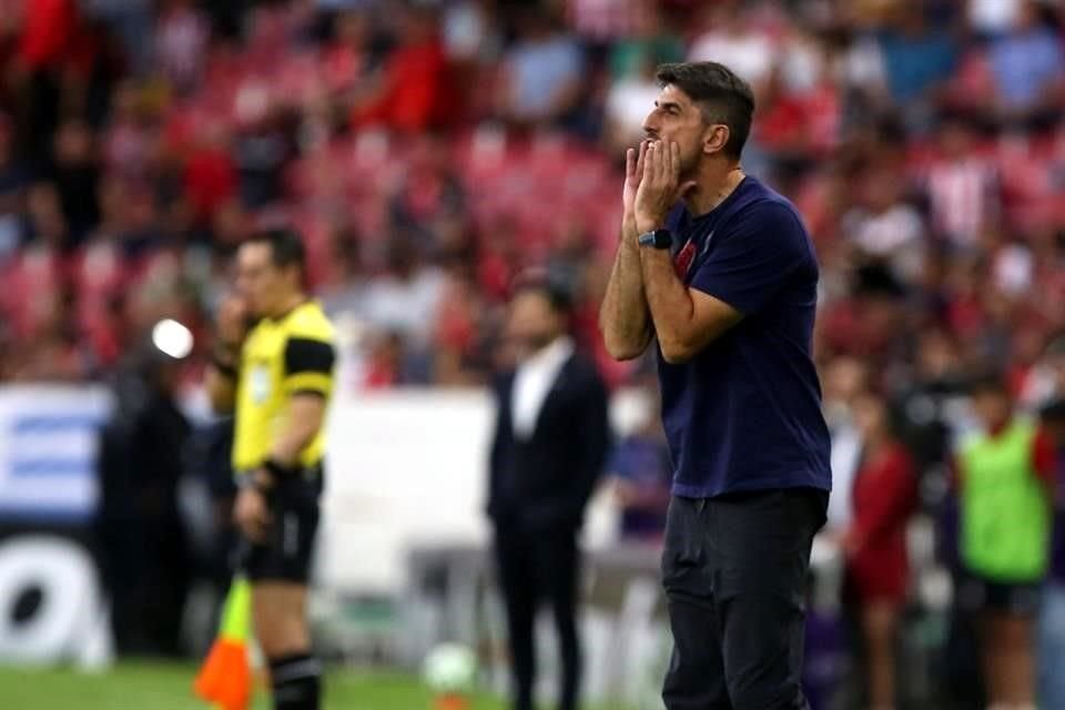 Paunovic dando indicaciones durante el encuentro.