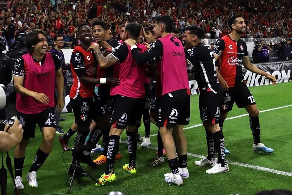 Julián Quiñones sentenció el partido con un potente remate de bolea.