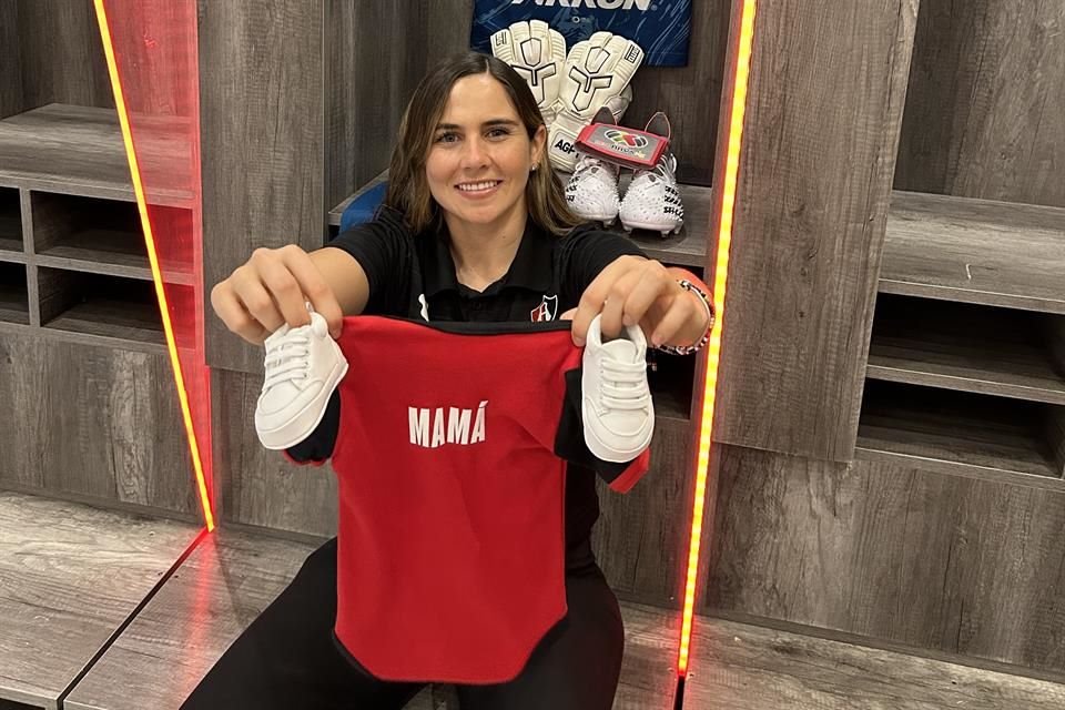 La capitana del Atlas, Ana Gaby Paz, anunció que está esperando a su primer bebé, en compañía de su pareja, el también futbolista Oswaldo Alanís.