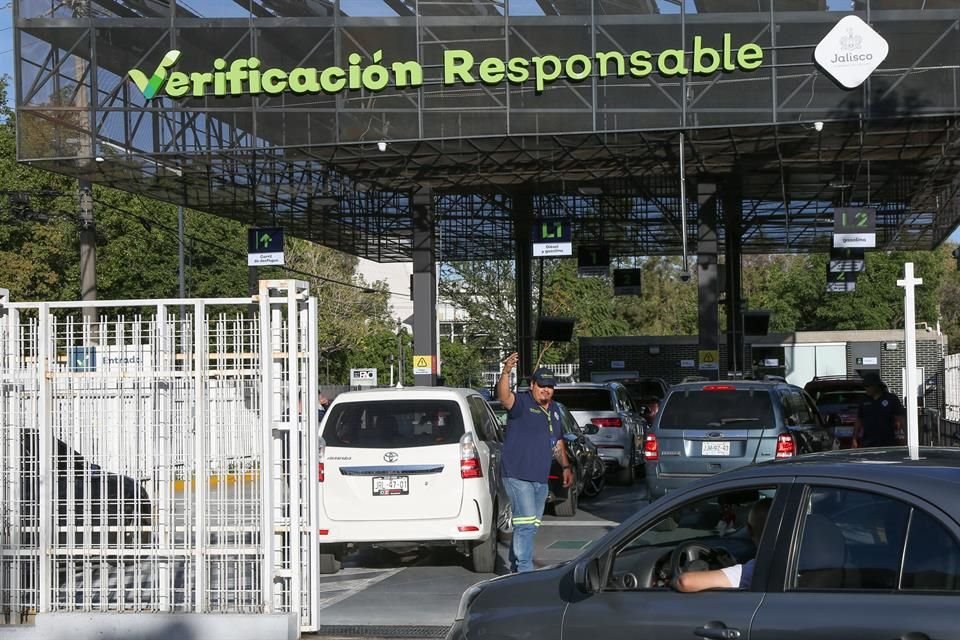 Actualmente, el trámite de la verificación cuesta 500 pesos, de los cuales 32 por ciento (160 pesos) supuestamente se destina al también llamado Fondo Ambiental Jalisco.