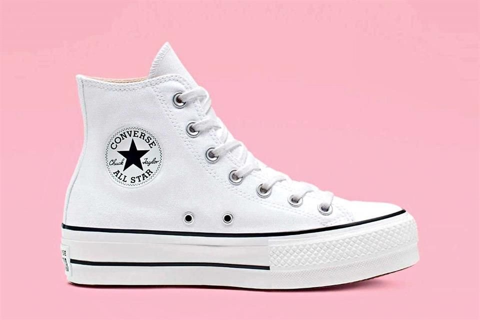 Los Converse, ejemplo de calzado infaltable en el guardarropa de generaciones que recorren el mundo en tenis planos de lona inspirados por el basquetbolista Chuck Taylor.