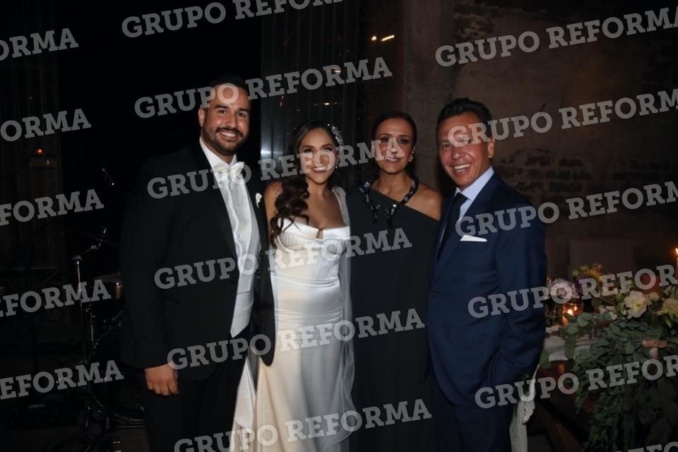 Los novios posan con Maye Villa y Pablo Lemus.