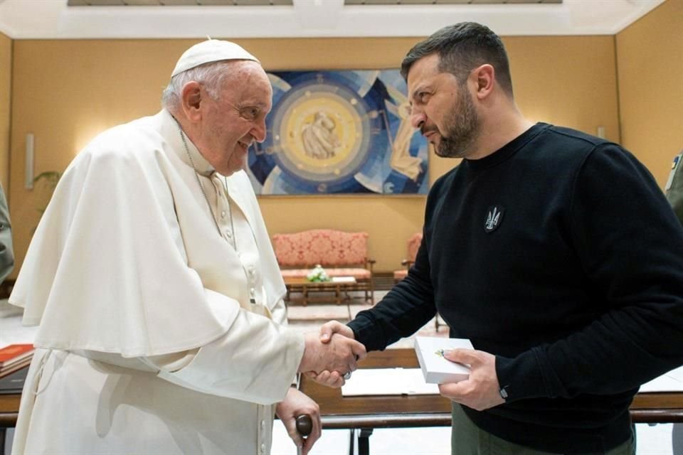 Zelensky fue recibido por el Papa Francisco en el Vaticano.