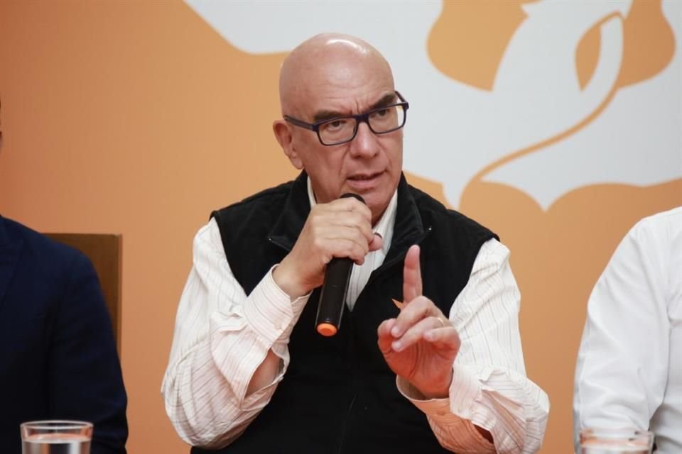Luego de que el emecista Dante Delgado (foto) descartó una alianza con PRI, PAN y PRD, el priista Hugo Contreras lo tildó de 'esquirol' de Morena.
