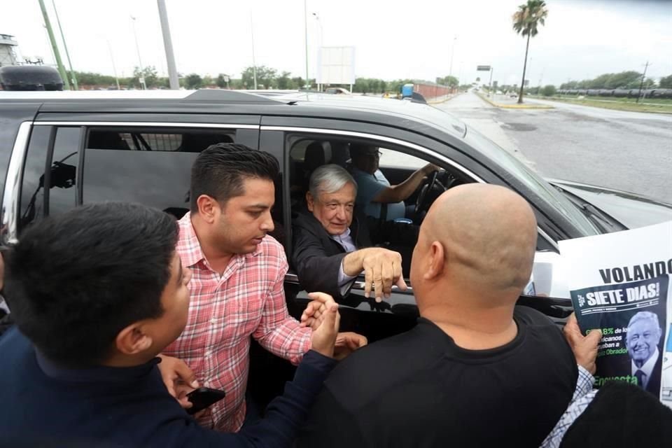 Tras una hora y media en la Refinería de Cadereyta, AMLO salió del lugar.