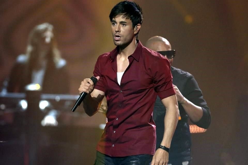 Enrique Iglesias comunicó que tiene neumonía, razón que le impedirá actuar como parte del Festival Tecate Emblema.