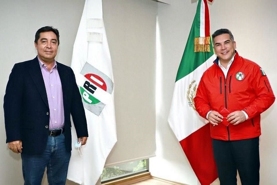 El ex diputado local del PRI, Sergio Ochoa, junto al líder nacional del partido, Alejandro Moreno.